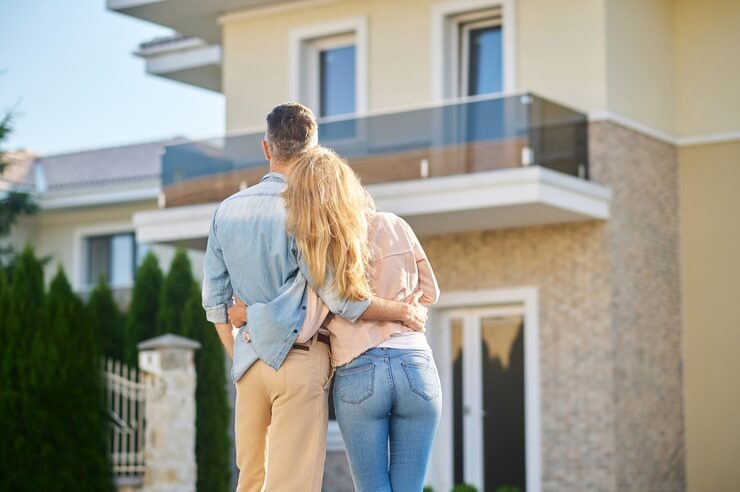 pareja viendo una casa que quieren solicitar la tasacion vivienda online