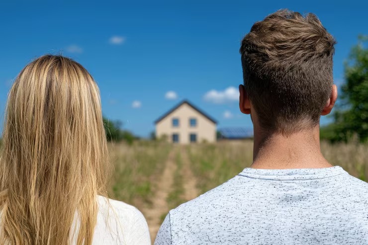una pareja viendo a lo lejos una casa que quieren primero solicitar una tasacion vivienda online