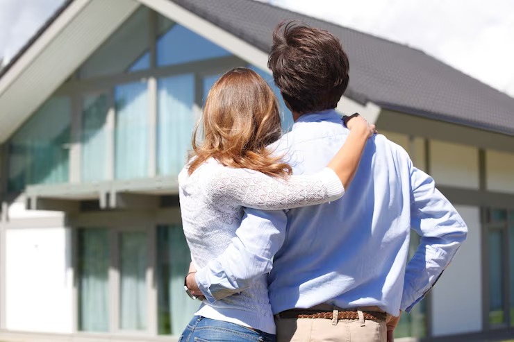 pareja viendo una casa que quieren una tasacion vivienda online